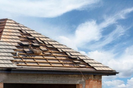 Toiture ab&icirc;m&eacute;e &agrave; Besan&ccedil;on, quand envisager une r&eacute;novation compl&egrave;te ?